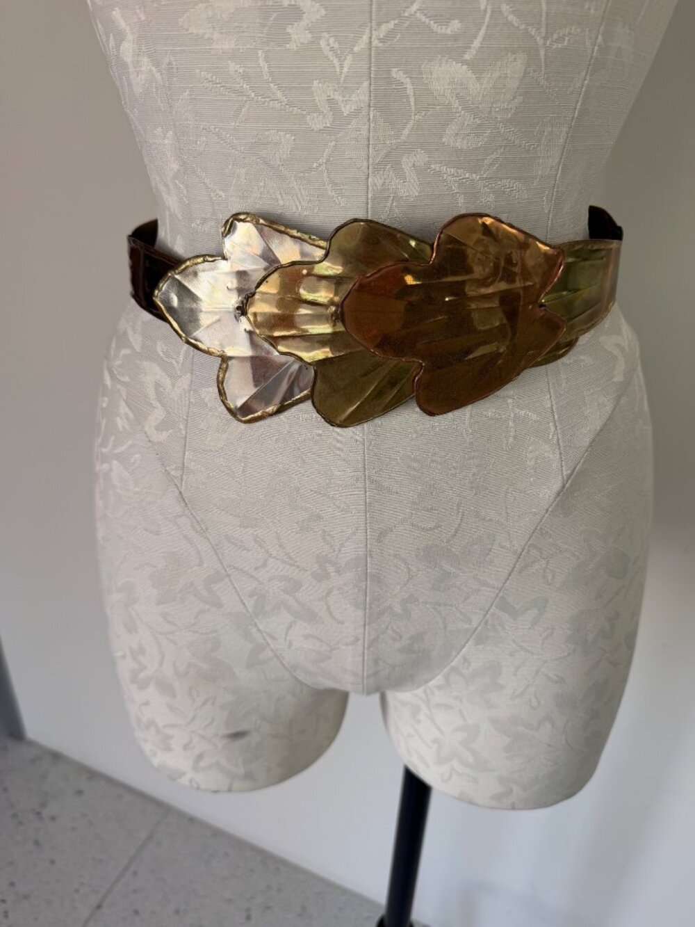 Vintage Womens Tri-color Art-to-wear Hammered Leaf Statement Belt 26-32 Inches